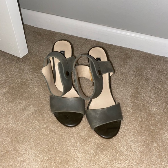 High heeled shoes - Picture 1 of 3